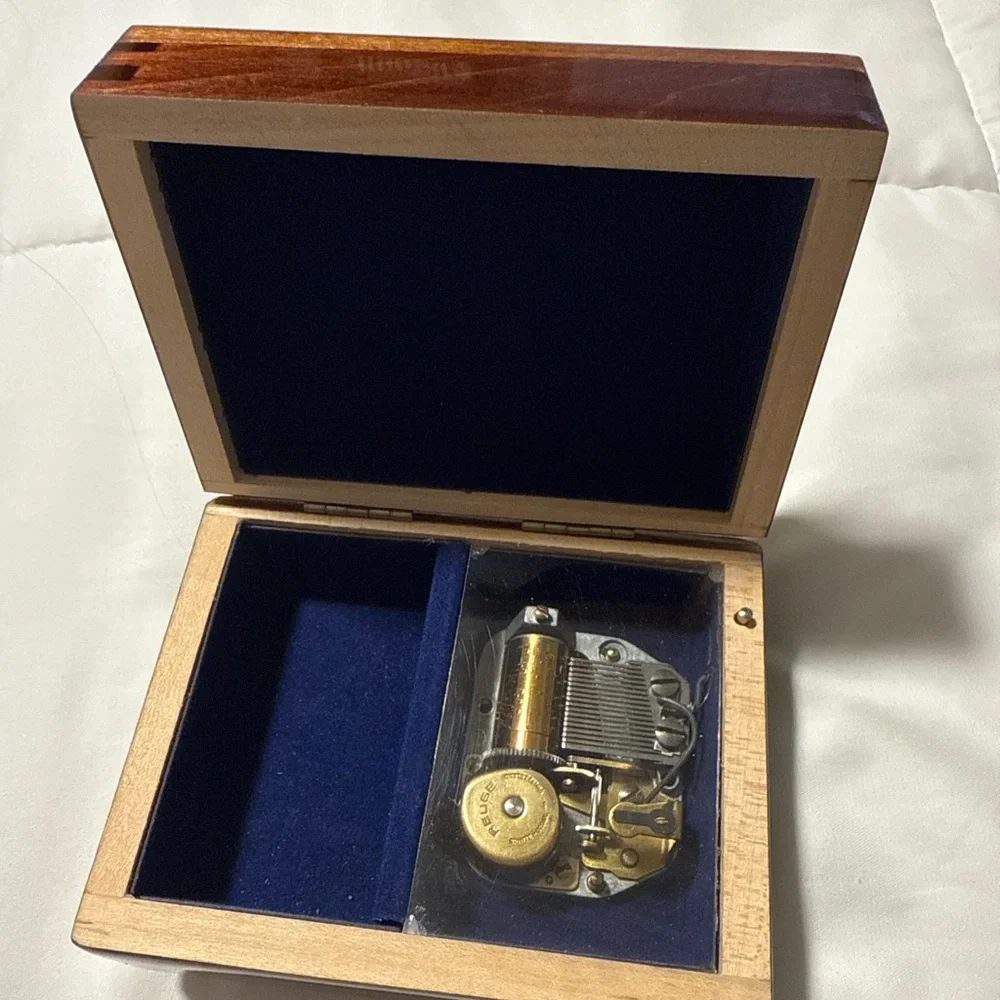 Reuge “That’s What Friends Are For” Swiss music box - visible movement